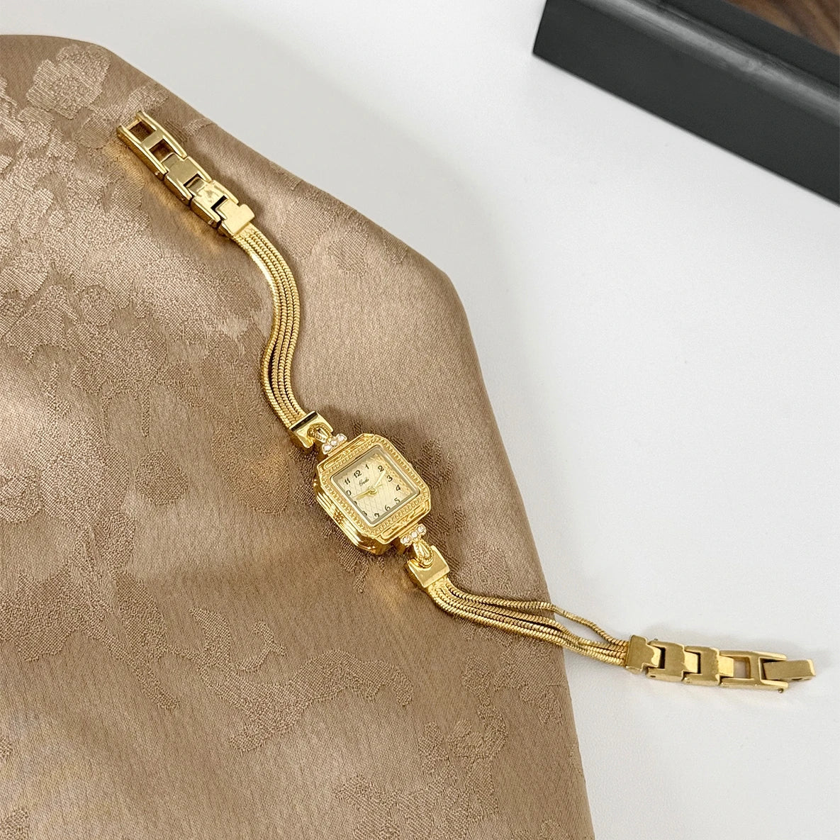Nuovo orologio da donna in oro di lusso Orologio da polso al quarzo quadrato alla moda Orologio da donna semplice con strass squisito regalo Relogio Feminino