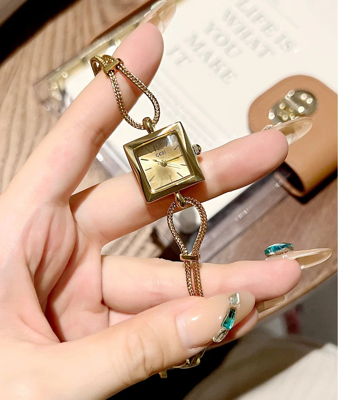 Nuovo orologio da donna in oro di lusso Orologio da polso al quarzo quadrato alla moda Orologio da donna semplice con strass squisito regalo Relogio Feminino