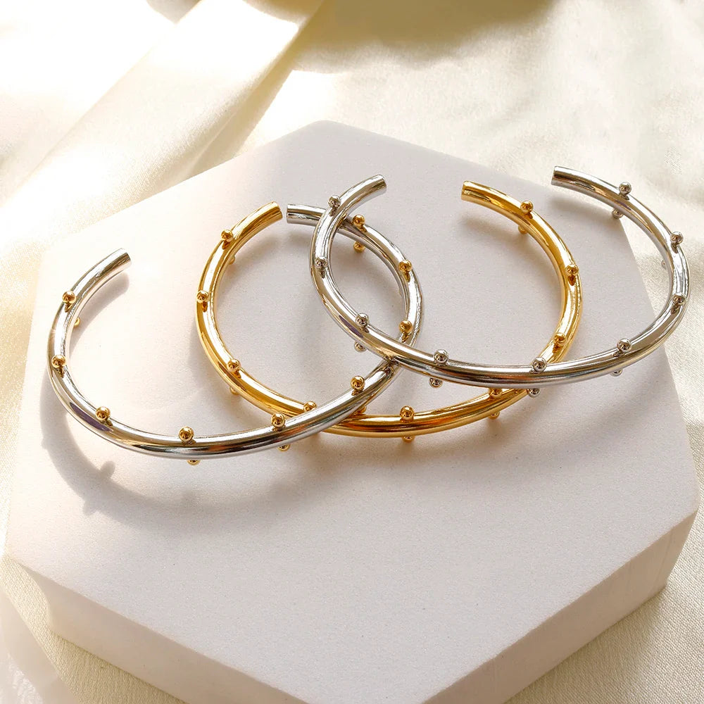 Set di gioielli di lusso Bracciale rigido in acciaio inossidabile Anello da dito Orecchini a cerchio con mini sfere per regali di gioielli di moda da donna