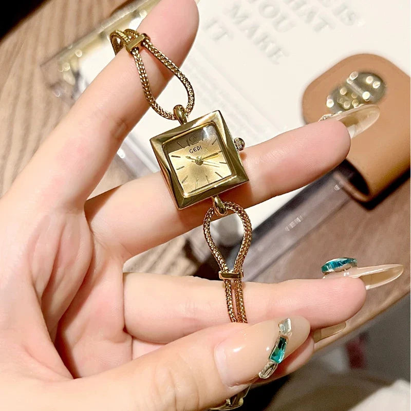 Nuovo orologio da donna in oro di lusso Orologio da polso al quarzo quadrato alla moda Orologio da donna semplice con strass squisito regalo Relogio Feminino