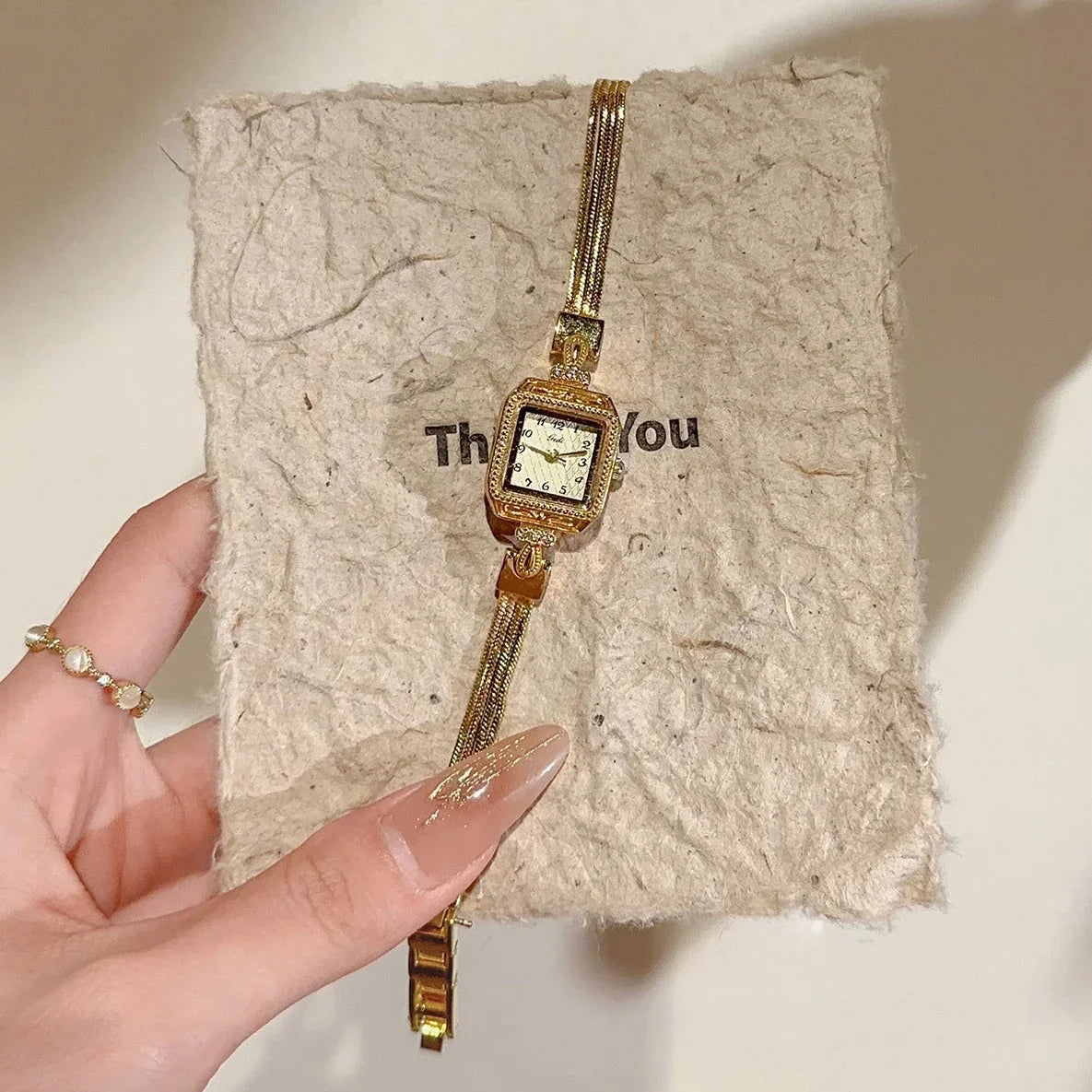 Nuovo orologio da donna in oro di lusso Orologio da polso al quarzo quadrato alla moda Orologio da donna semplice con strass squisito regalo Relogio Feminino