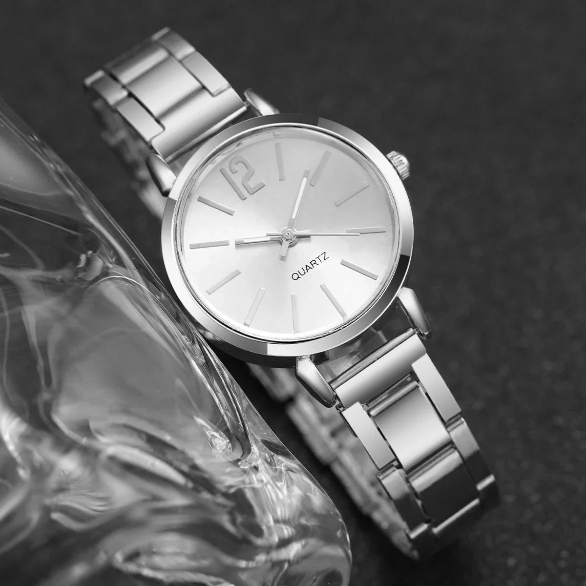 Set di braccialetti con apertura per orologio da polso al quarzo con cinturino in acciaio dorato alla moda da donna 2 pezzi