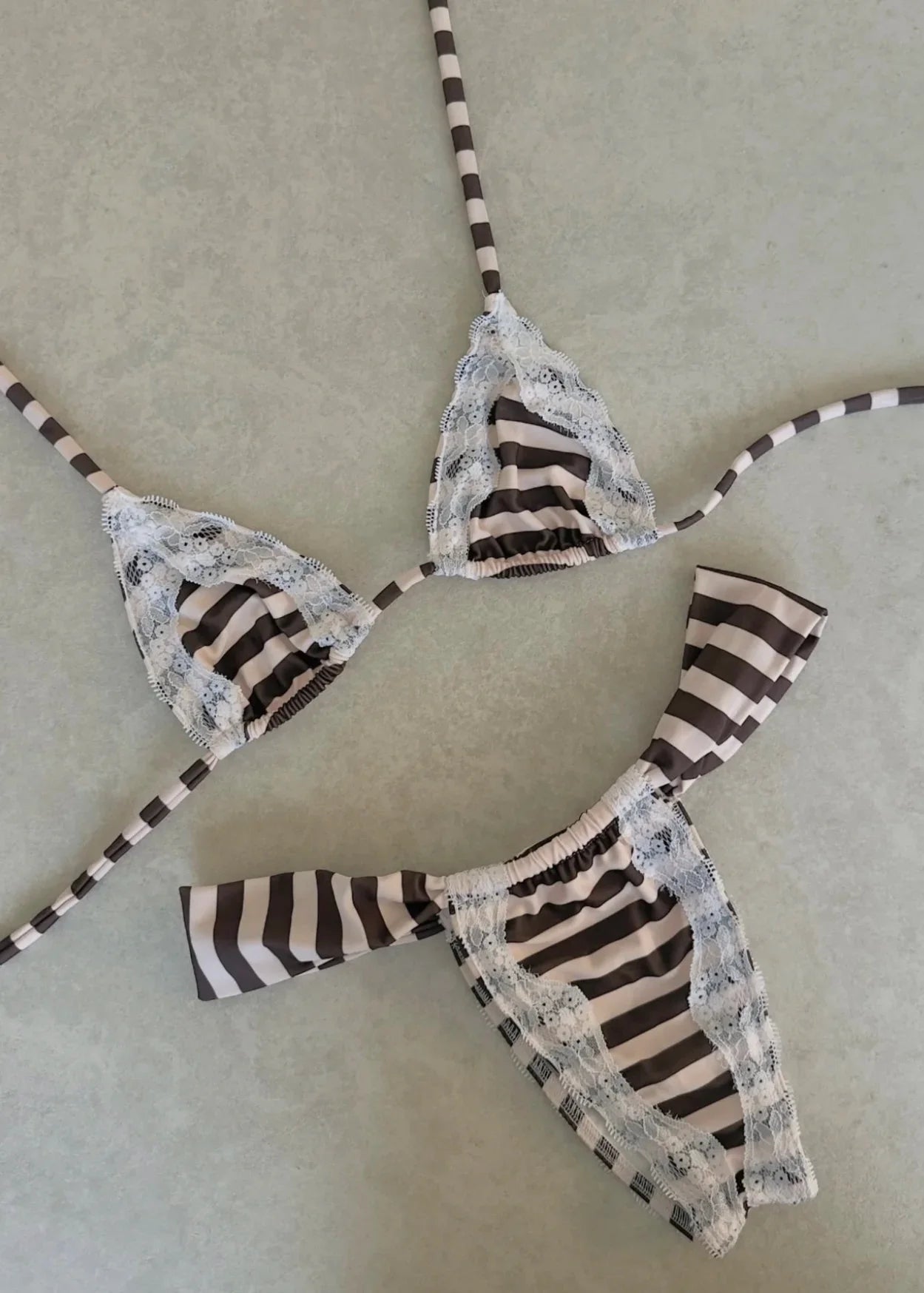 Nuovo Sexy Bikini Brasiliano con Inserti in Pizzo, Costume da Bagno Femminile con Stampa e Allacciatura al Collo, Biquini