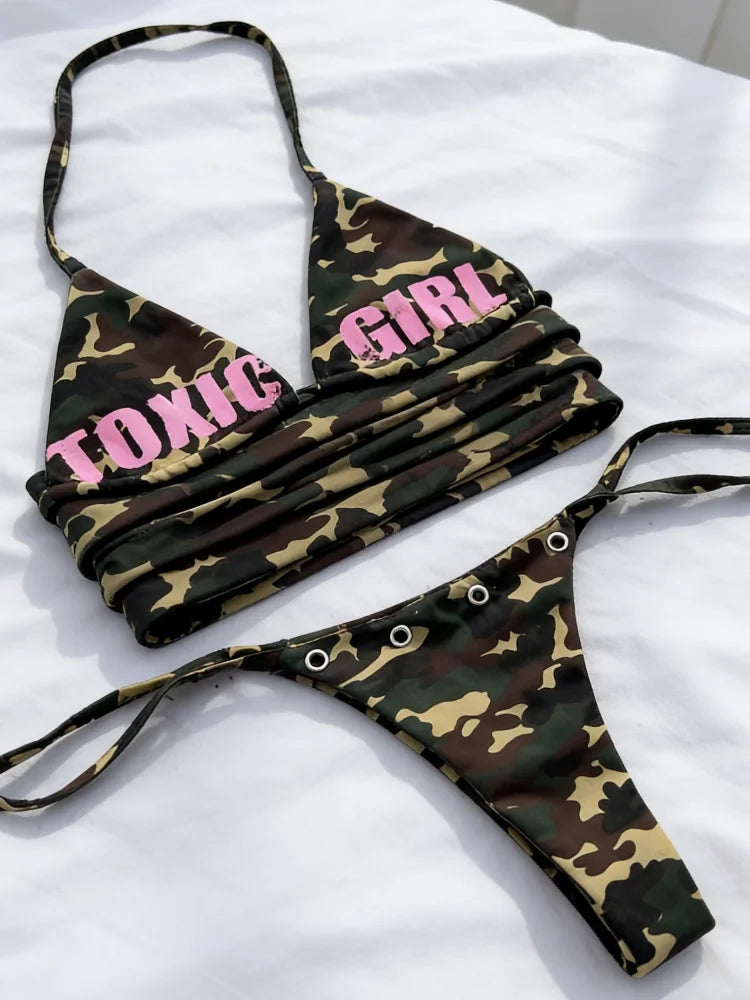 Costume da bagno bikini a triangolo con stampa mimetica da donna 2026, con laccetti laterali e dettagli Y2K, stile streetwear