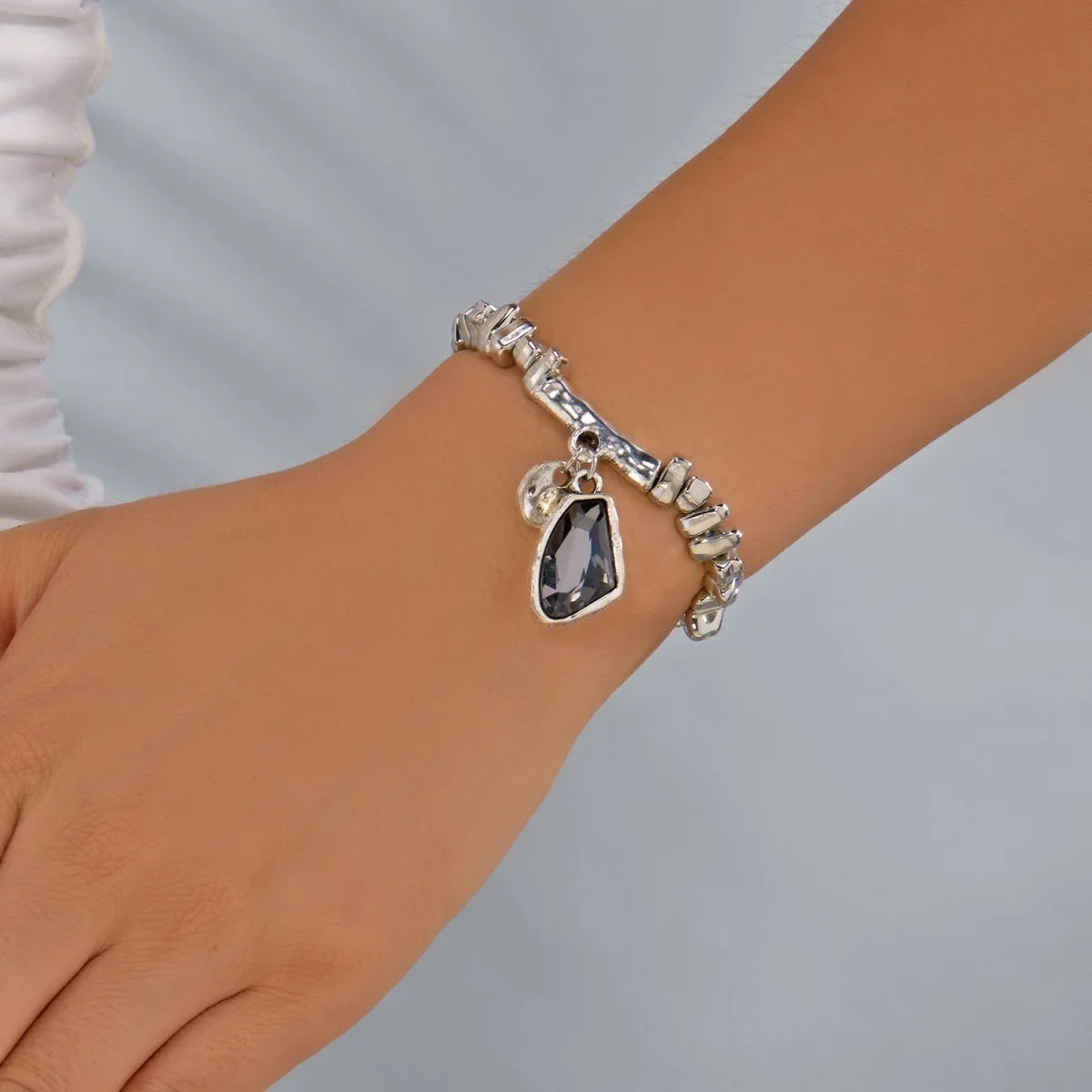 Set di bracciali con collana con pendente in cristallo grigio irregolare semplice barocco Set di gioielli con perline color argento estetico delicato per donna uomo