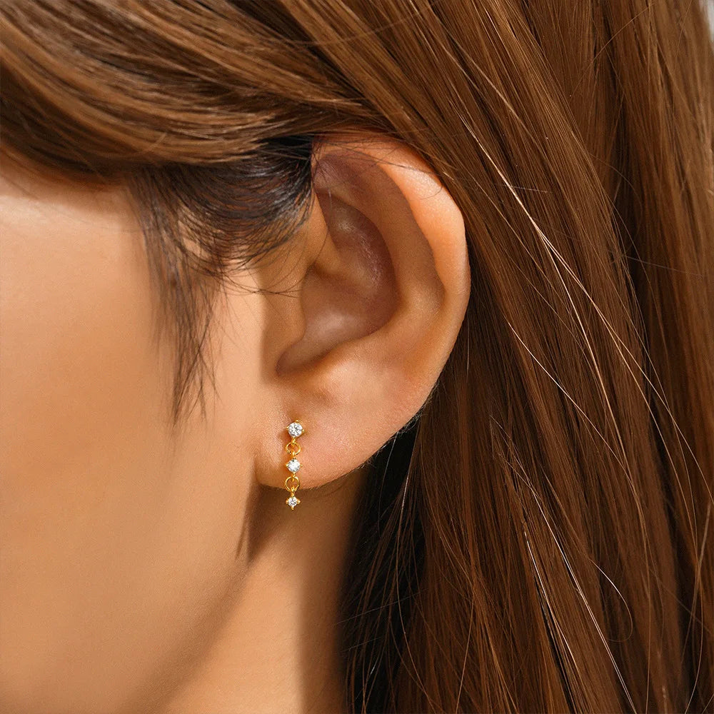 Orecchini con polsini piatti filettati con nappa tempestata di diamanti di nuovo stile, accessori per orecchie in stile europeo e americano.