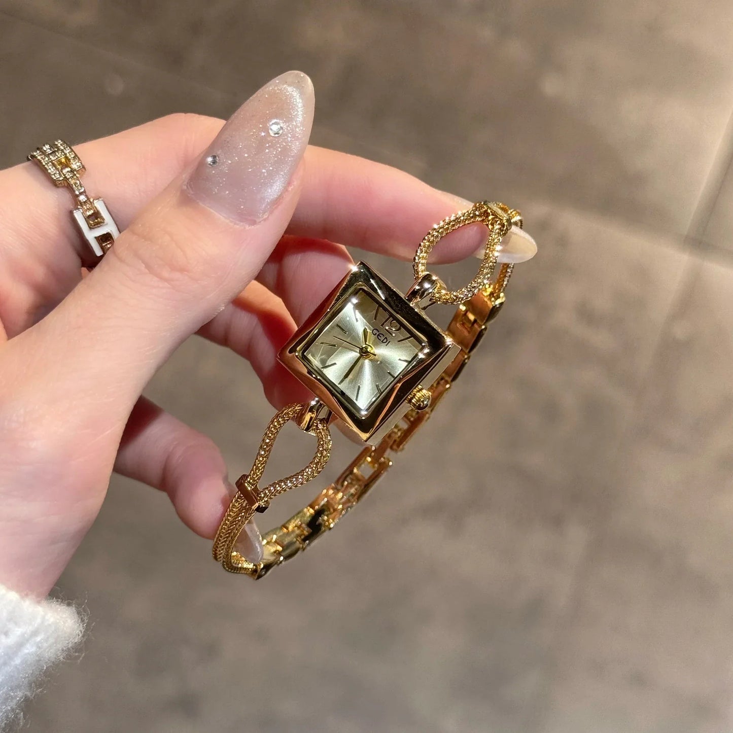Nuovo orologio da donna in oro di lusso Orologio da polso al quarzo quadrato alla moda Orologio da donna semplice con strass squisito regalo Relogio Feminino