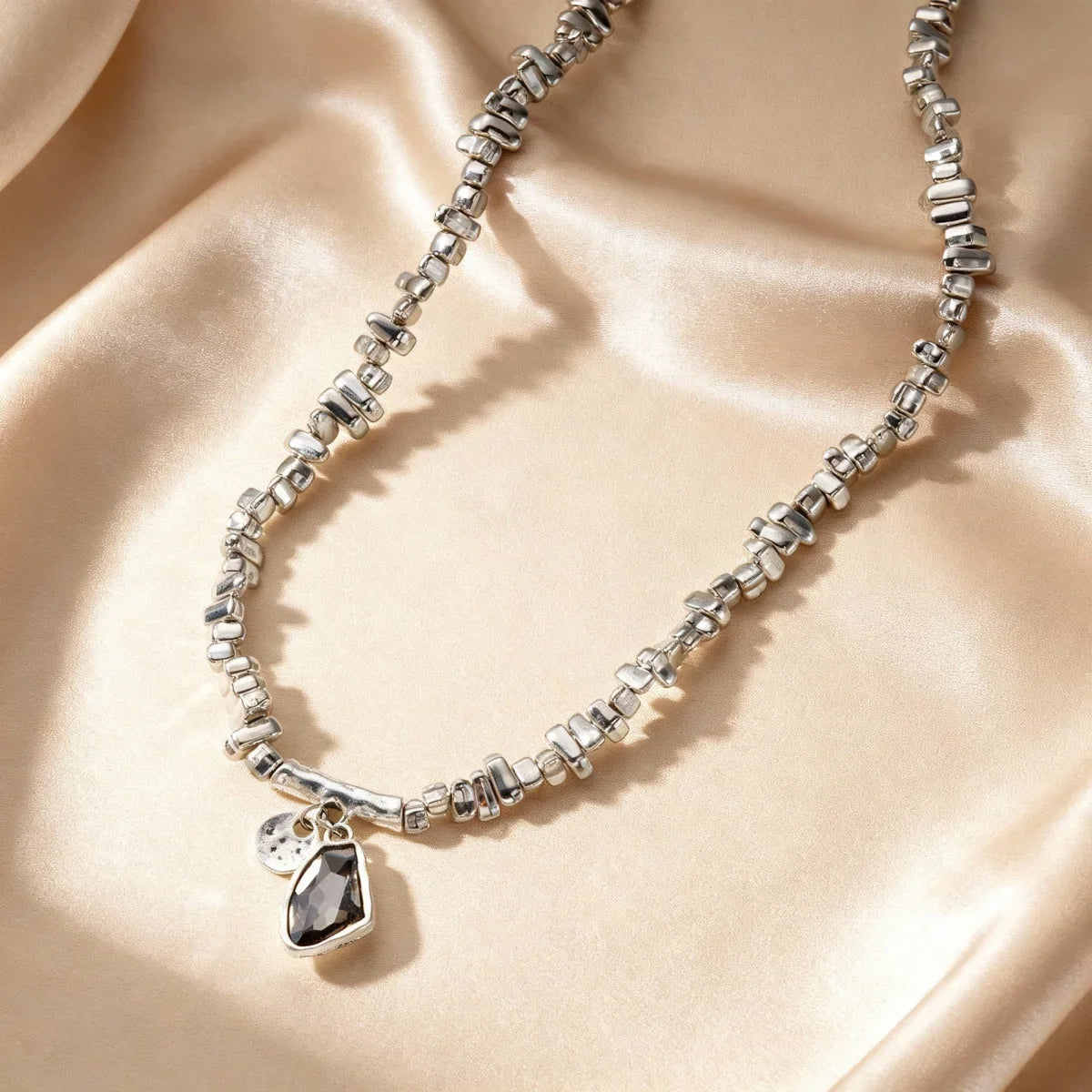 Set di bracciali con collana con pendente in cristallo grigio irregolare semplice barocco Set di gioielli con perline color argento estetico delicato per donna uomo
