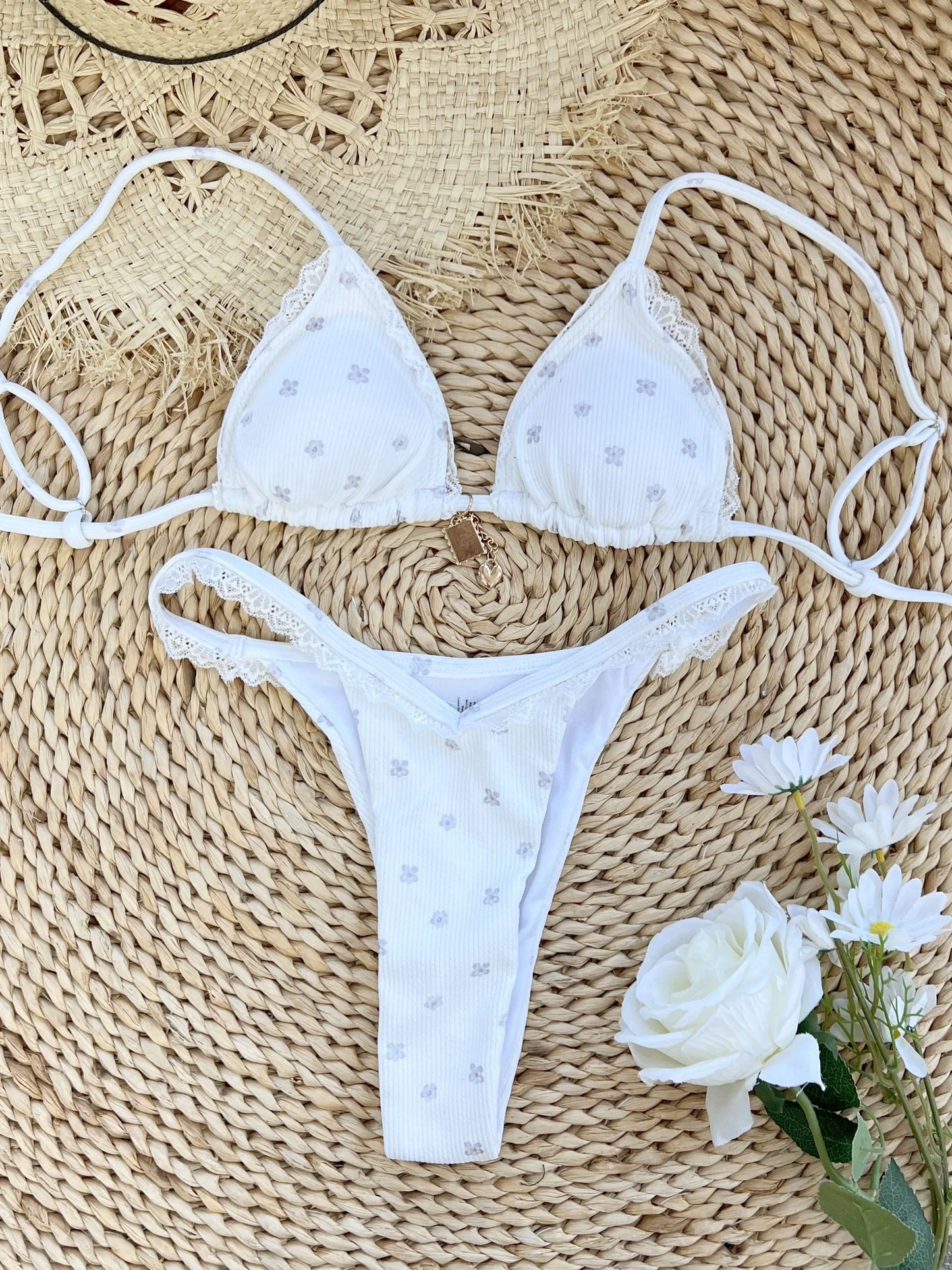 2025 Elegante set bikini in pizzo bianco per costume da bagno in 2 pezzi alla moda e chic da spiaggia, perfetto per abbigliamento da spiaggia e feste in piscina, scariole estive