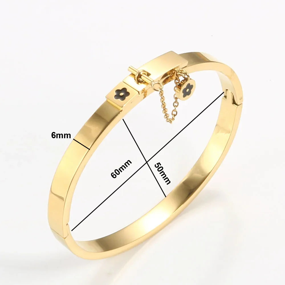 Set di gioielli di moda di lusso in acciaio inossidabile Set di gioielli da donna dorati Bracciale con ciondolo a forma di fiore Anelli per uomo Set di gioielli da donna regalo