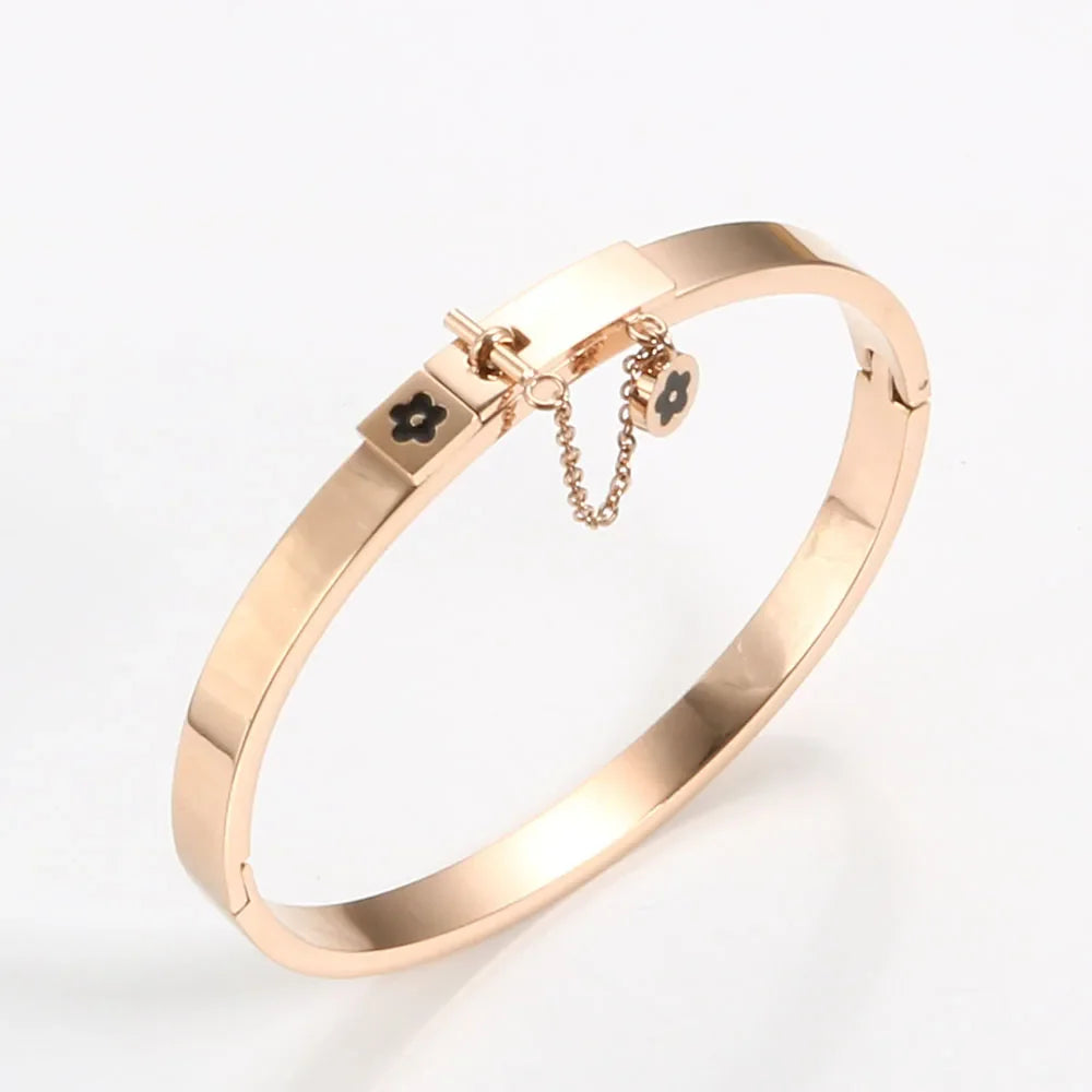 Set di gioielli di moda di lusso in acciaio inossidabile Set di gioielli da donna dorati Bracciale con ciondolo a forma di fiore Anelli per uomo Set di gioielli da donna regalo