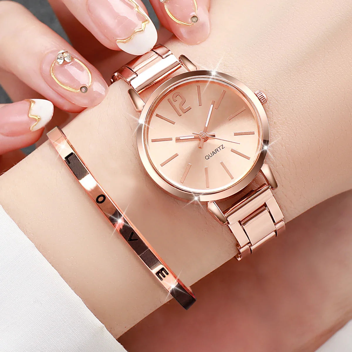 Set di braccialetti con apertura per orologio da polso al quarzo con cinturino in acciaio dorato alla moda da donna 2 pezzi