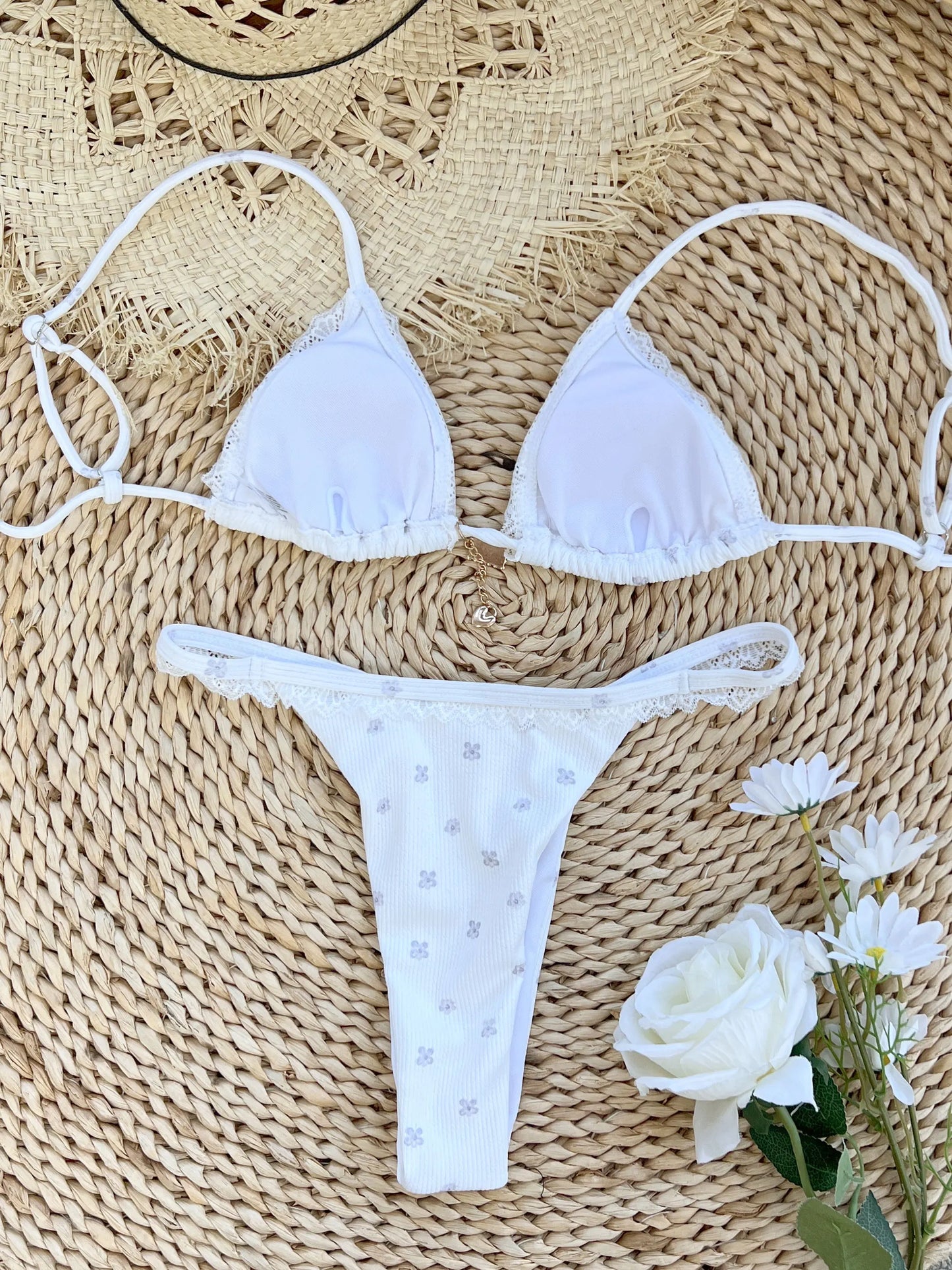 2025 Elegante set bikini in pizzo bianco per costume da bagno in 2 pezzi alla moda e chic da spiaggia, perfetto per abbigliamento da spiaggia e feste in piscina, scariole estive