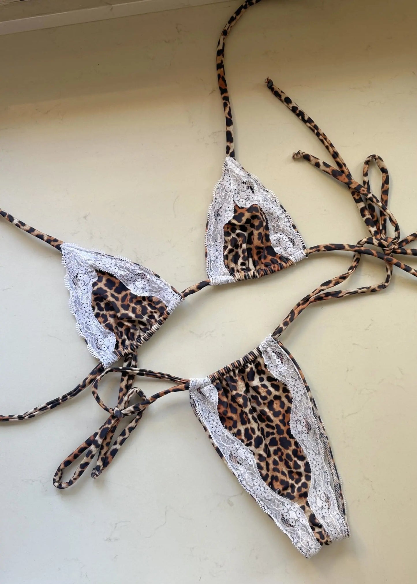 Nuovo Sexy Bikini Brasiliano con Inserti in Pizzo, Costume da Bagno Femminile con Stampa e Allacciatura al Collo, Biquini