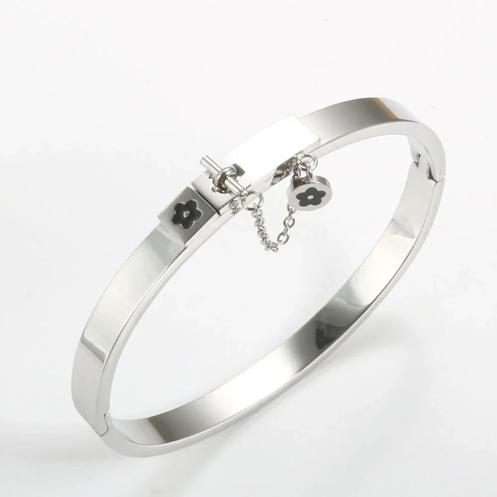 Set di gioielli di moda di lusso in acciaio inossidabile Set di gioielli da donna dorati Bracciale con ciondolo a forma di fiore Anelli per uomo Set di gioielli da donna regalo