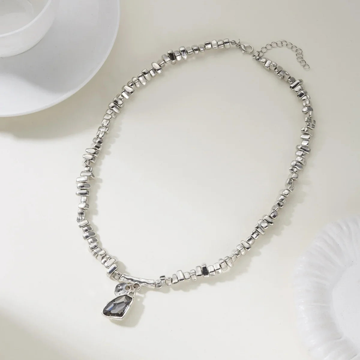 Set di bracciali con collana con pendente in cristallo grigio irregolare semplice barocco Set di gioielli con perline color argento estetico delicato per donna uomo